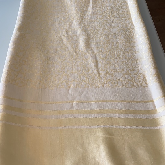 Large Tablecloth - Picture 7 of 8